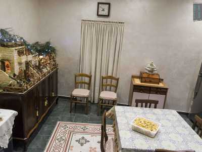 Lasciamo Rosa e restiamo sempre in strada San Marco per "tuffarci" in un altro sottano, quello del signor Emanuele. Qui l'ordine regna sovrano e impera un forte odore di sapone che ricorda quello utilizzato una volta per lavare i vestiti alle fontane